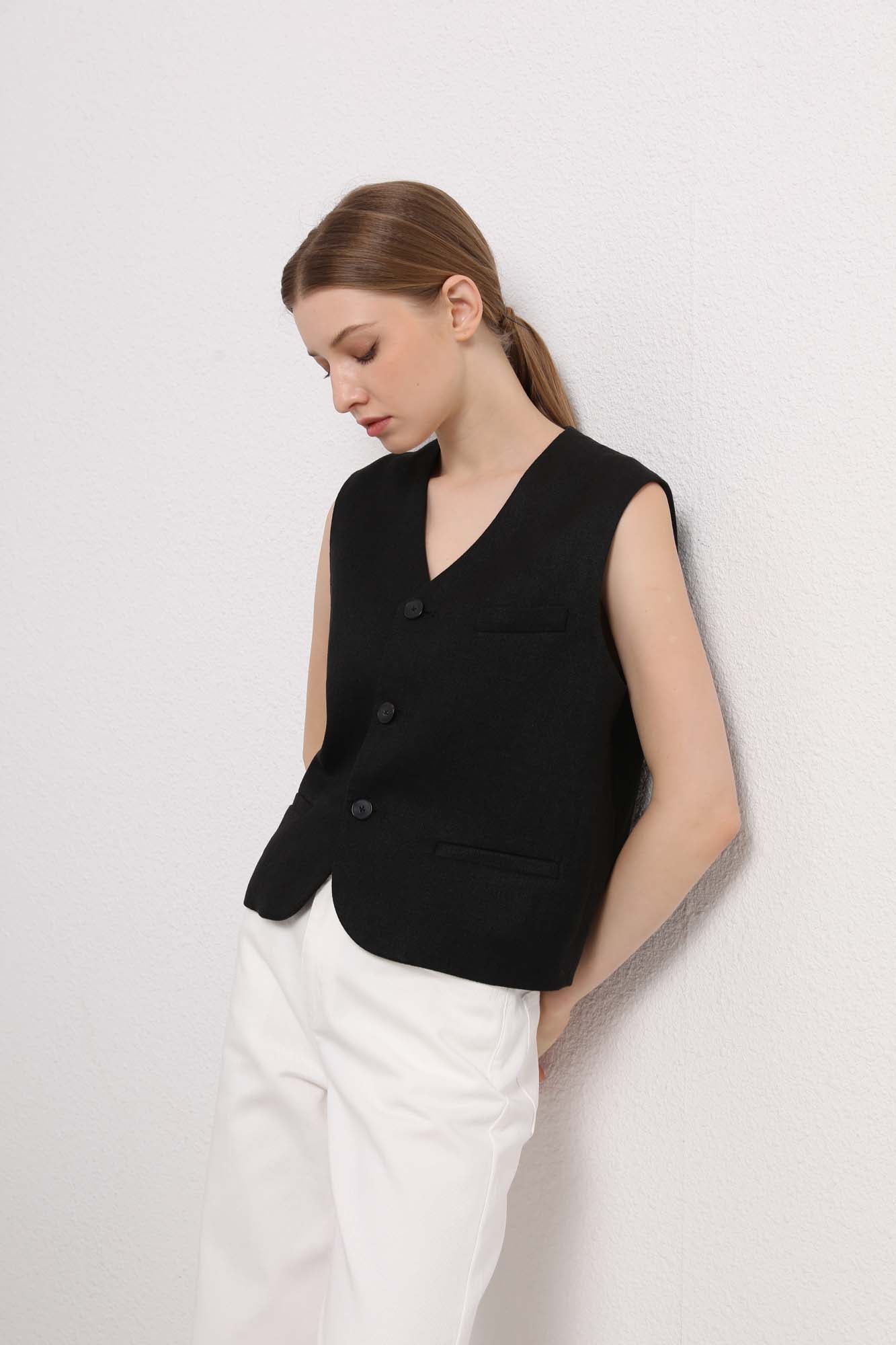 Womens Black Sleeveless Button-Front Vest